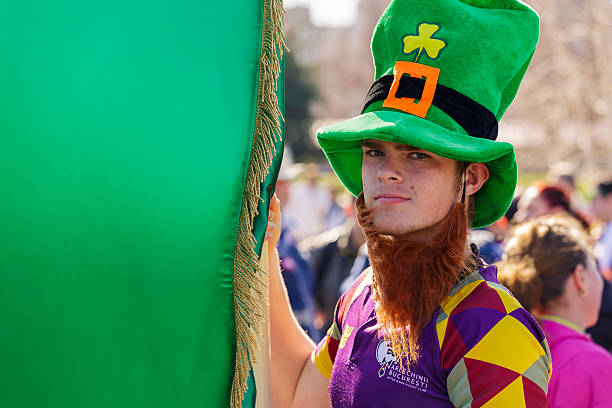 st. patrick's day) 에 bucharest, romania. - republic of ireland flag human face irish culture 뉴스 사진 이미지