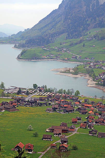 mountain lake village w alpy, szwajcaria. - swiss culture european alps gstaad village zdjęcia i obrazy z banku zdjęć