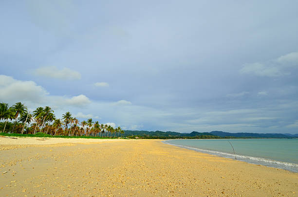 tranquila praia de areias brancas na tailândia - talu island - fotografias e filmes do acervo