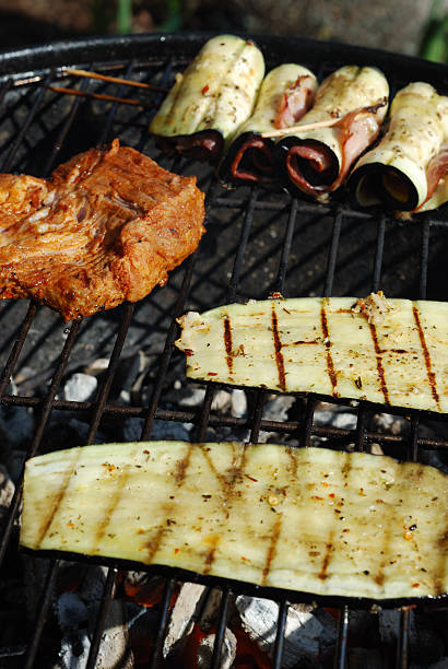 vegeatrisches und traditionelles grillen - essen und imagens e fotografias de stock