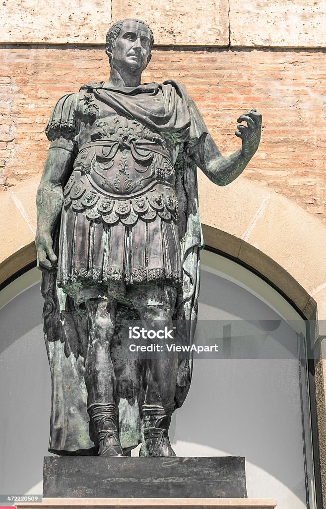 ジュリアス・シーザーの像 Gaius イタリアのリミニで - ジュリアス シーザーのロイヤリティフリーストックフォト