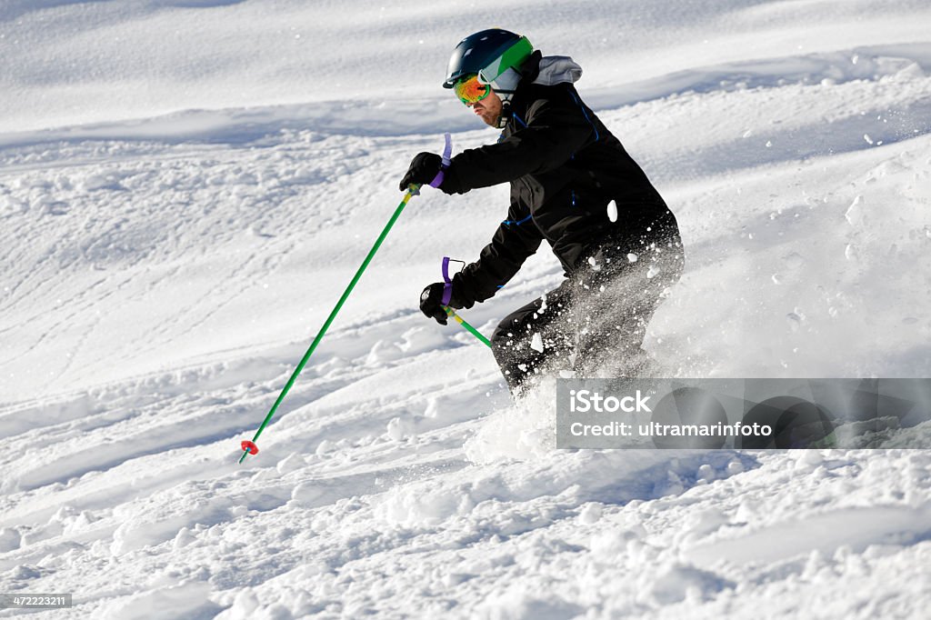 Sciare sulle piste di neve farinosa - Foto stock royalty-free di Acrobazia