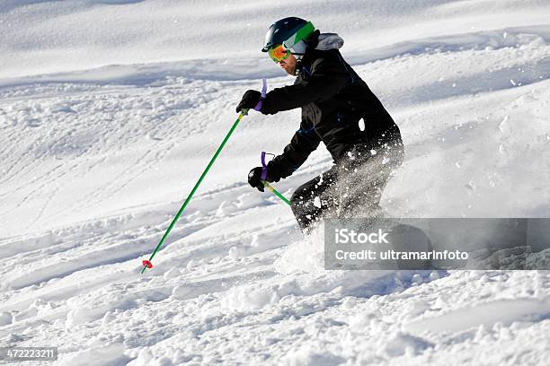 Sciare Sulle Piste Di Neve Farinosa - Fotografie stock e altre immagini di Acrobazia - Acrobazia, Adulto, Alpi