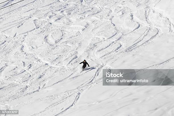 オフピステのパウダースノーでのスキー - スタントパーソンのストックフォトや画像を多数ご用意 - スタントパーソン, 1人, しぶきを上げる