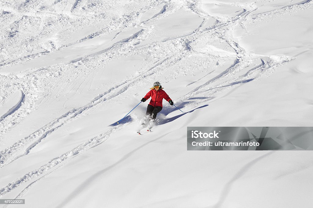 Скидка по нетронутому снегу-Мелкий снег - Стоковые фото Extreme Skiing роялти-фри