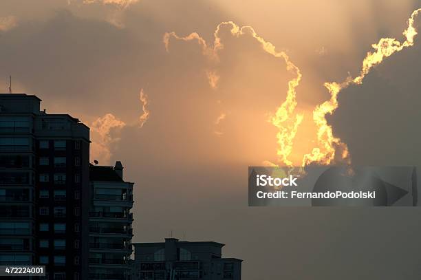 Sol Y Nubes Foto de stock y más banco de imágenes de Aire libre - Aire libre, Anochecer, Arquitectura exterior