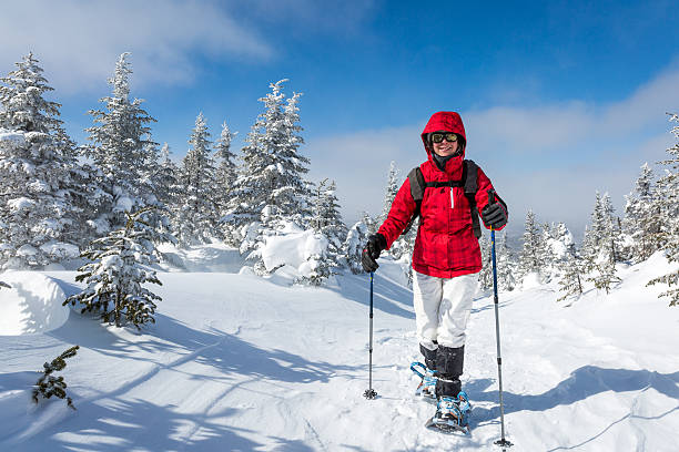 donna camminare con le racchette nel paesaggio invernale di foresta - winter snowshoeing running snowshoe foto e immagini stock