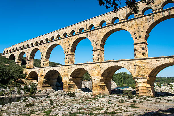 pont du gard nel sud della francia acquedotto - aqueduct roman ancient rome pont du gard foto e immagini stock