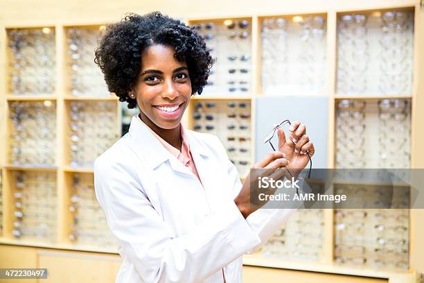 Optiker Stockfoto und mehr Bilder von Geschäft - Geschäft, Augenheilkunde, Augenoptiker