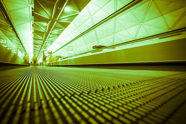 aeroporto de viagem de negócios - escalator elevator women leaving - fotografias e filmes do acervo