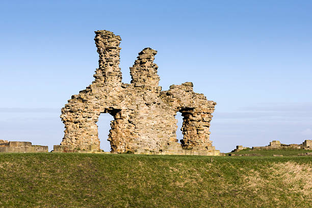 sandália ruínas do castelo em wakefield no oeste de yorkshire - wakefield england wall surrounding wall castle imagens e fotografias de stock