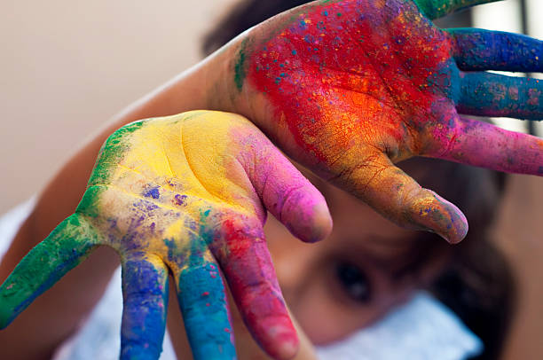 istock Girl showing colorful hands 472232211