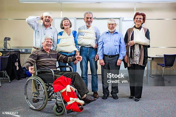 Alegre Grupo De Feridas Seniors Após Treino De Primeiros Socorros - Fotografias de stock e mais imagens de Perna Partida