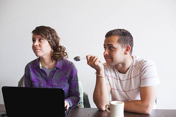 frau verärgert mit mann im café beziehung probleme - women failure nerd talking stock-fotos und bilder