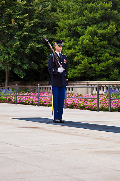 ändern die wache auf dem arlington national cemetery in washington - tomb tomb of the unknown soldier arlington national cemetery place of burial stock-fotos und bilder