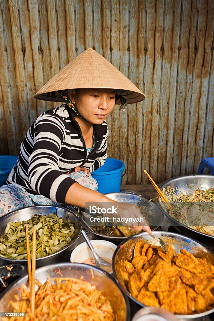 Vietnamita los proveedores en el mercado local - Foto de stock de Cocina vietnamita libre de derechos