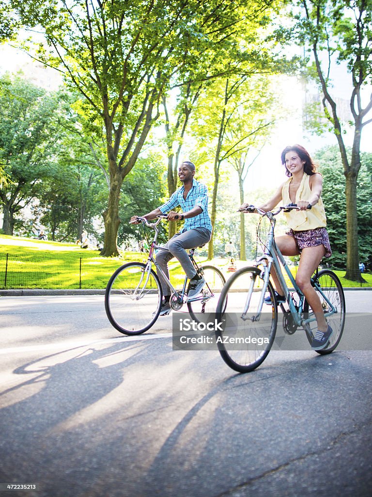 カップルで、ニューヨークのセントラルパーク - サイクリングのロイヤリティフリーストックフォト