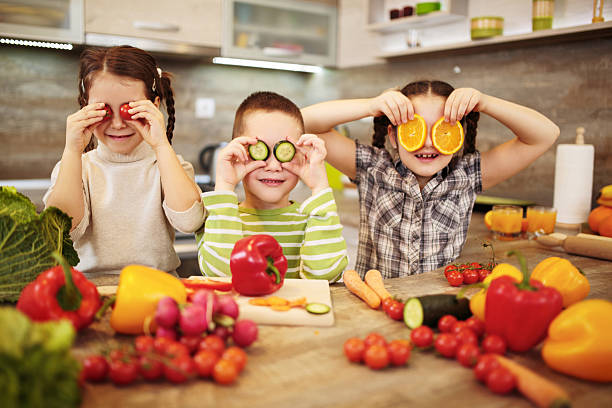 cocina diversión. - child food fruit childhood fotografías e imágenes de stock