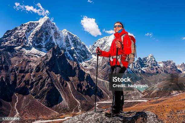 Fêmea Trekker Olhar Sobre Himalaias Parque Nacional Do Monte Everest - Fotografias de stock e mais imagens de Adulto