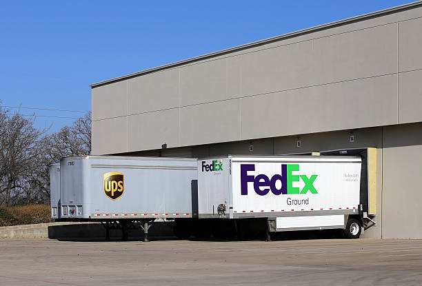 ups vs fedex - united parcel service truck shipping delivering photos et images de collection