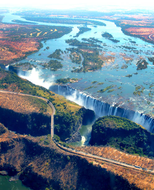 cataratas de victoria - victoria falls waterfall zimbabwe zambia fotografías e imágenes de stock