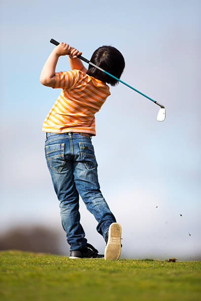 jeunes golfeurs - golf golf swing putting cheerful photos et images de collection