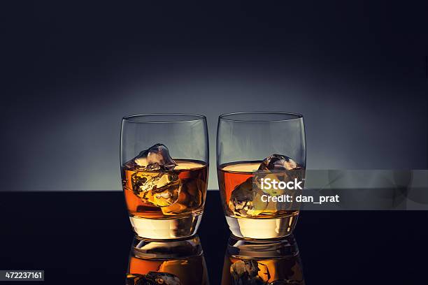 Очки Виски Со Льдом — стоковые фотографии и другие картинки Виски - Виски, Кубик льда, Чёрный фон
