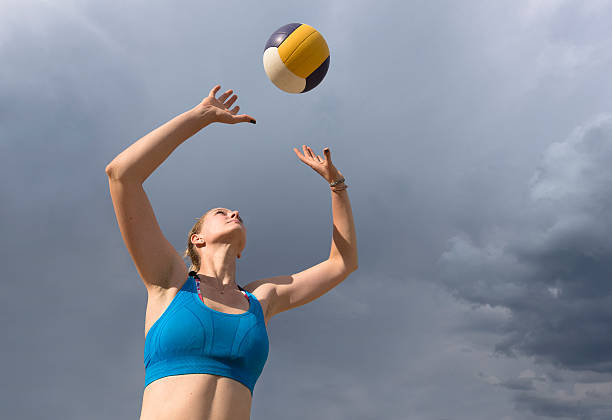 jugador de vóleibol pasando la bola - pass the ball fotografías e imágenes de stock