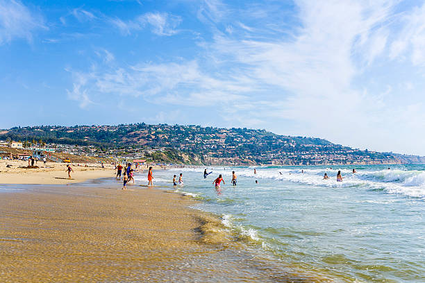 la gente disfruta de la playa - redondo beach fotografías e imágenes de stock