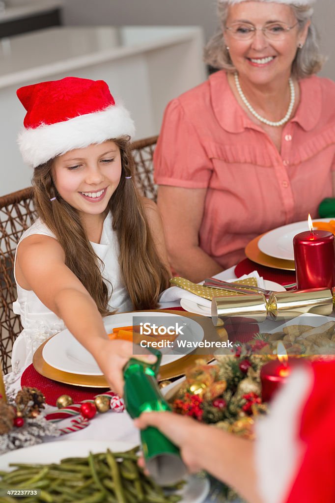 Frères et sœurs en tirant des biscuits de Noël sur table de salle à manger - Photo de 12-13 ans libre de droits