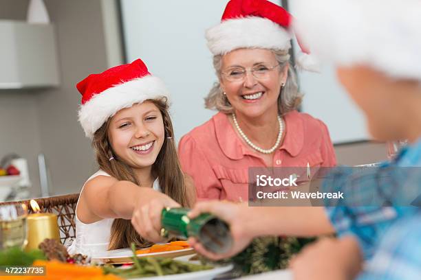 Fratelli Tirando Un Cracker Di Natale Felice - Fotografie stock e altre immagini di Cracker - Cracker, Natale, 12-13 anni
