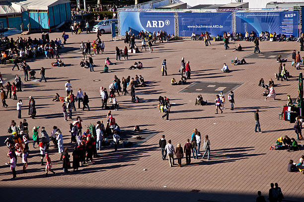 besucher sich in der sonne am fair place - visit spectator medium group of people germany stock-fotos und bilder