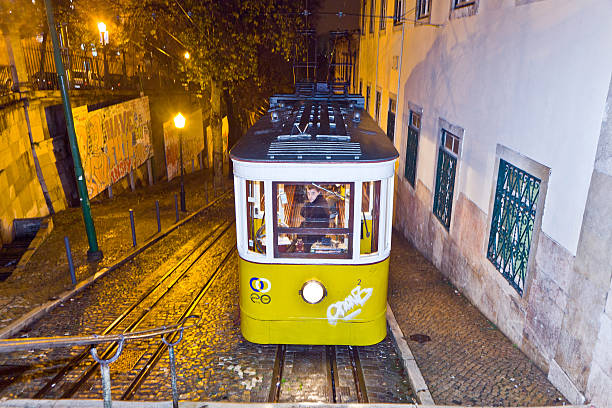 lisbona di notte, famosi tram storici streetcar è in esecuzione - lisbon portugal night people barrio alto foto e immagini stock