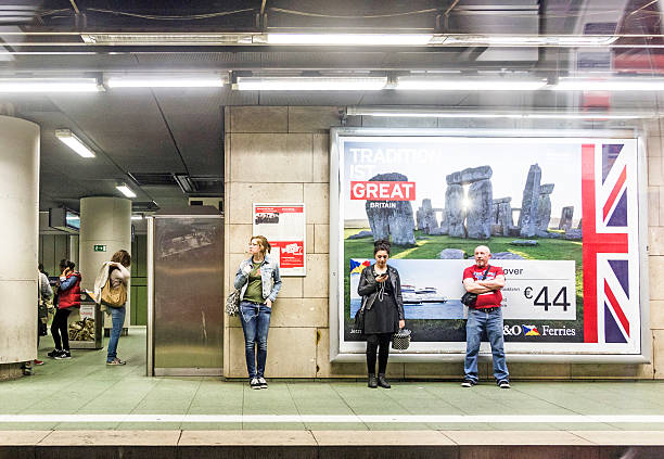 人の待ち時間は、地下鉄駅の鉄道 - mtv ストックフォトと画像