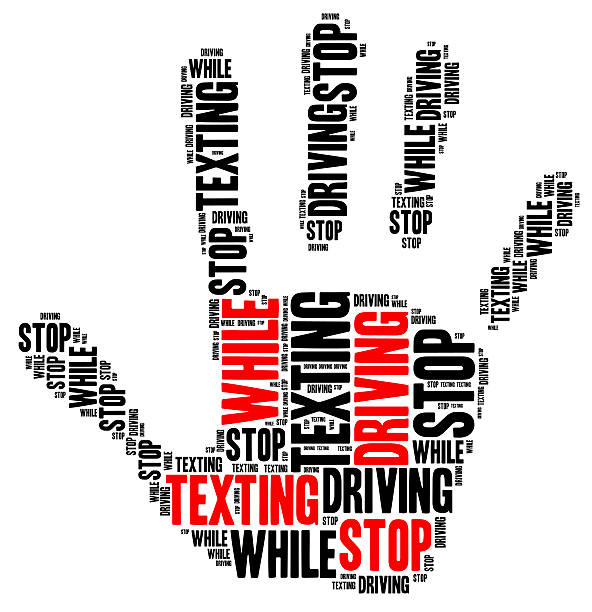sms e la guida.   messaggio di avvertimento. - driving text messaging accident danger foto e immagini stock