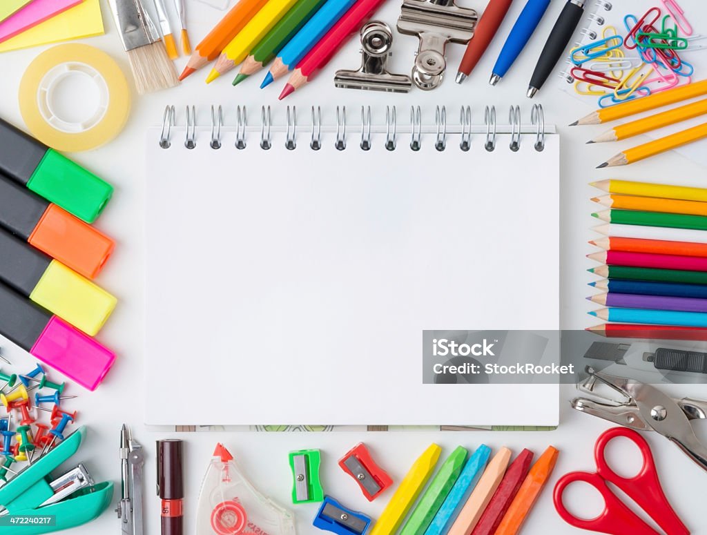 Vuoto Blocco note con matite colorate - Foto stock royalty-free di Blocco per appunti