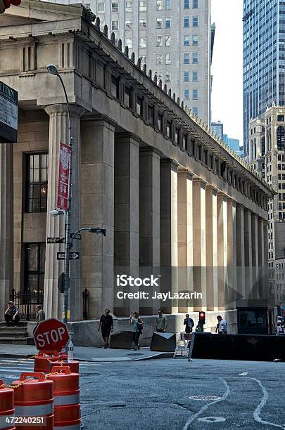 Barrera Contra El Terror Personas Distrito Financiero De Manhattan Ciudad De Nueva York Foto de stock y más banco de imágenes de Aire libre
