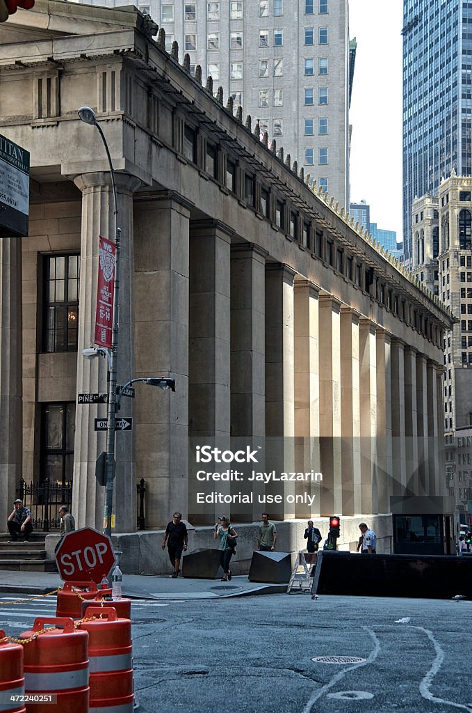 Barriera contro il terrore, persone, Distretto finanziario di Manhattan, New York City - Foto stock royalty-free di Ambientazione esterna
