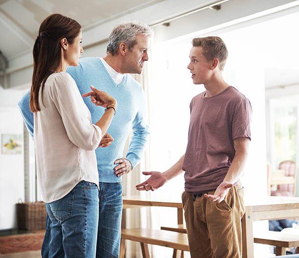 questo è un comportamento inaccettabile, giovane uomo - arguing anger couple furious foto e immagini stock