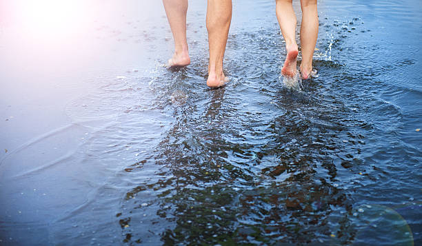ноги в лужа - human leg women shower water стоковые фото и изображения