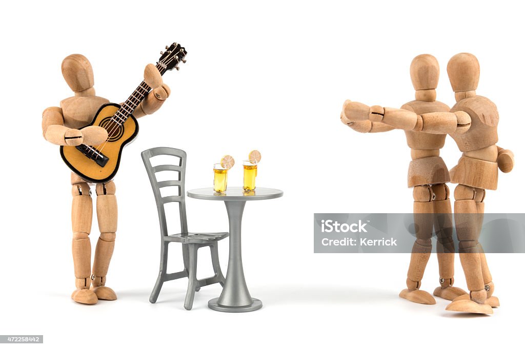 Hölzerne Kleiderpuppe paar Tanz mit Gitarrenmusik-Liebe-Datum - Lizenzfrei 2015 Stock-Foto