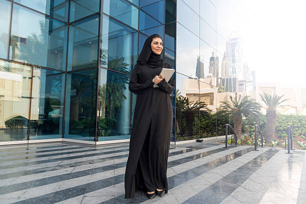 emirati businesswoman - arabistan stok fotoğraflar ve resimler