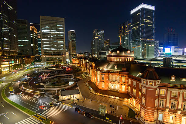 cena noturna de estação de tóquio - tokyo station railroad station chiyoda ward building exterior imagens e fotografias de stock