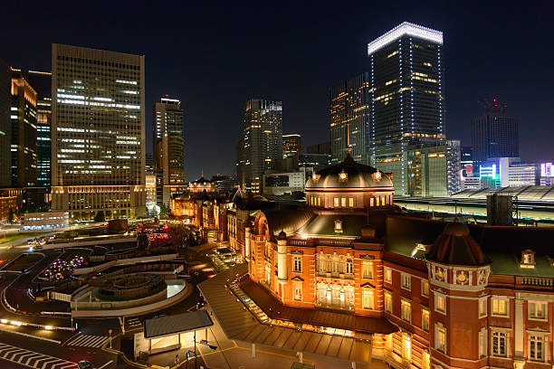 cena noturna de estação de tóquio - tokyo station railroad station chiyoda ward building exterior imagens e fotografias de stock