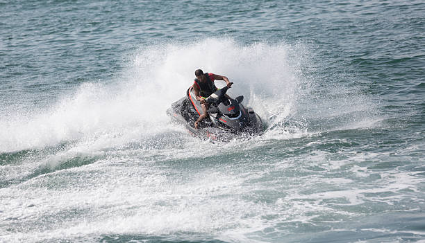 człowiek na jetski - wake jet boat water water sport zdjęcia i obrazy z banku zdjęć