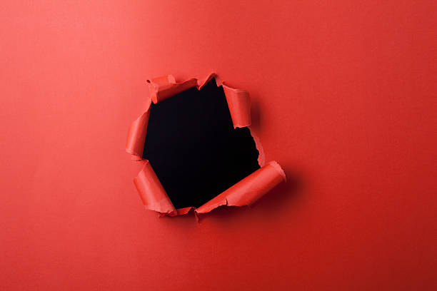 papel rojo con orificio pasante. - agujero fotografías e imágenes de stock