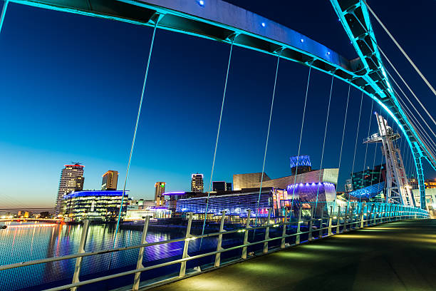 salford quays, manchester, en angleterre, au royaume-uni. - architectural styles europe uk england photos et images de collection