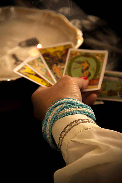 cartomante - magic magic trick vertical tarot cards - fotografias e filmes do acervo