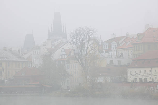 morgen nebel über little quarter in prag, tschechische republik. - prague little quarter stock-fotos und bilder