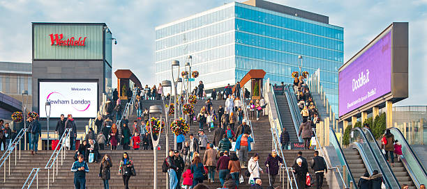 stratford international ferroviaria e la stazione della metropolitana di londra con i pendolari, - urgency speed construction walking foto e immagini stock